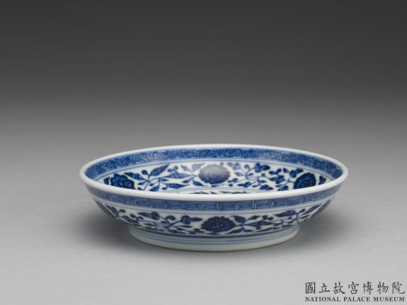 Dish with Indian lotus scrolls in underglaze blue, Qing dynasty, Qianlong reign (1736-1795)